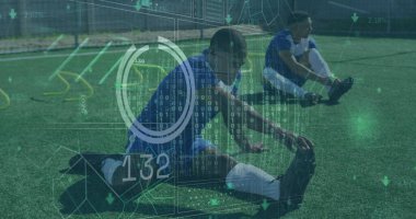 Farklı erkek futbolcuların sahada gerilmeleri üzerine veri işleme ve kapsam görüntüsü. Küresel spor, rekabet ve veri işleme kavramı dijital olarak oluşturulmuş görüntü.