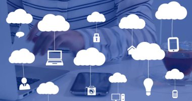 Kafkasyalı kadının dizüstü bilgisayarı olan bulutların görüntüsü. Küresel iş ve dijital arayüz kavramı dijital olarak oluşturulmuş görüntü.