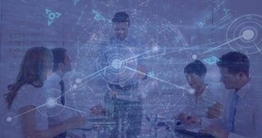 Bilgisayar dili görüntüsü, dünya ve noktalar Kafkas adam brifing projesi üzerine iş arkadaşlarına. Dijital bileşik, çoklu pozlama, takım çalışması, toplantı, iletişim, iş ve teknoloji.