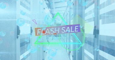Veritabanı koridorunda raflar, B daireleri, neon üçgen ve yarım tonlu FLASH satış pankartı gösteriliyor. Teknoloji, veri, dijital, ağ, gelecek, yenilik, siber güvenlik
