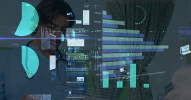 Ameliyat önlüğü giyen ve steteskop kullanan bir doktora danışmanlık yapıyorum. Klinikteki hastayı muayene ediyorum. Tıbbi, tanı, sağlık, profesyonel, klinik, teknoloji, analiz