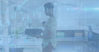 Mali verilerin ve afro-amerikan kadın üzerindeki grafiklerin resmi. İş, finans, ekonomi, iletişim ve işbirliği konsepti dijital olarak oluşturulmuş görüntü.