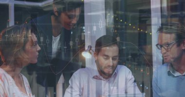 Çeşitli iş adamlarının konuştuğu veri işleme görüntüsü. Küresel iş ve dijital arayüz kavramı dijital olarak oluşturulmuş görüntü.