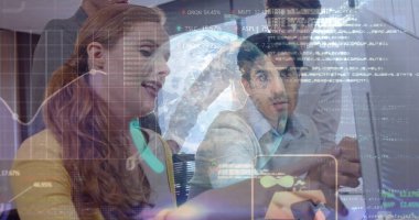 Çeşitli iş adamlarının konuştuğu veri işleme görüntüsü. Küresel iş ve dijital arayüz kavramı dijital olarak oluşturulmuş görüntü.