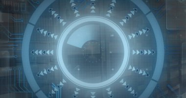 Bilgisayar sunucuları üzerinde tarama ve veri işleme resmi. Küresel hesaplama, bağlantılar, veri işleme ve dijital arayüz kavramı dijital olarak oluşturuldu.