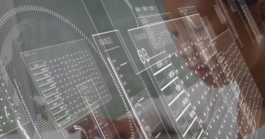 Bilgisayarla Asyalı kız öğrencinin veri işleme görüntüsü. Küresel iş ve dijital arayüz kavramı dijital olarak oluşturulmuş görüntü.