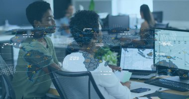 Dünya haritası ve ofiste çalışan çeşitli kadın iş arkadaşlarının ikonları. İş, finans, ekonomi ve teknoloji konsepti dijital olarak oluşturulmuş imaj.