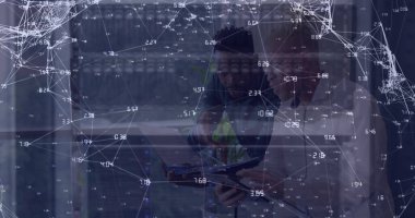 İki farklı iş adamından oluşan bağlantılar ve simgeler. Küresel bağlantılar, veri işleme ve dijital arayüz konsepti dijital olarak oluşturulmuş resim.