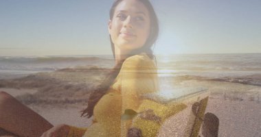 Deniz manzarası üzerinde arabadaki mutlu beyaz kadın görüntüsü. Tatiller, tatiller ve rahatlama konsepti dijital olarak oluşturulmuş imaj.