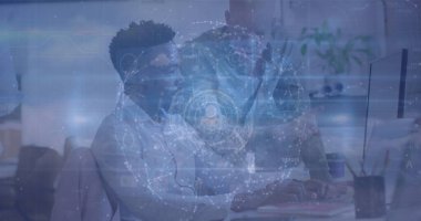 Çeşitli iş adamları üzerindeki bağlantılar ve simgeler ağının görüntüsü. Küresel bağlantılar, veri işleme ve dijital arayüz konsepti dijital olarak oluşturulmuş resim.