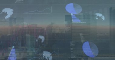 Günbatımında modern şehir manzarası üzerinde veri işleme grafikleri ve grafikleri olan kürelerin resmi. Küresel iletişim, iş, veri ve dijital arayüz kavramı dijital olarak oluşturulmuş görüntü.