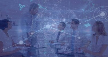 Kafkasyalı iş arkadaşlarının toplantı odasında tartıştıkları dönen bir dünya görüntüsü. Dijital bileşik, çoklu pozlama, küreselleşme, iletişim, takım çalışması, iş konsepti.