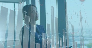 Mali grafikler ve Asyalı kadın hakkındaki veriler. İş, finans ve ekonomi kavramı dijital olarak oluşturulmuş imaj.