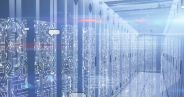 Sosyal medya konuşma baloncukları ve bilgisayar sunucularının veri işleme görüntüsü. Küresel sosyal medya, hesaplama, veri işleme ve dijital arayüz kavramı dijital olarak oluşturuldu.