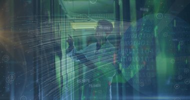 Beyaz adamın sunucuları kontrol ederken çizgilerin, grafiklerin ve dünyanın görüntüsü. Ağ, bağlantılar, veri işleme ve teknoloji konsepti dijital olarak oluşturulmuş görüntü.
