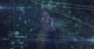 Akıllı telefondan konuşan Afro-Amerikan iş kadını üzerinden bağlantı ağı görüntüsü. Küresel ağ ve iş teknolojisi kavramı