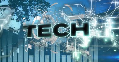 Holografik devrelerle inşaat alanının ön cephesinde süzülen parıldayan TECH grafiği. Gelecekçi, yenilikçi, teknoloji, kentsel, dijital, arayüz, veri