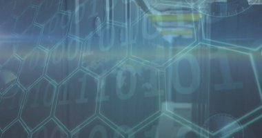 Arka plandaki bilgisayar sunucuları üzerinden ikili kodlama, altıgenler ve veri işleme resimleri. Küresel ağlar, veri işleme, dijital arayüz ve bağlantılar konsepti dijital olarak oluşturuldu.