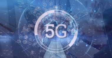 İş gömleği elleri, ofis masasındaki akıllı telefonu holografik 5G küreyle aktif hale getiriyor. Teknoloji, bağlantı, yenilik, dijital, iletişim, fütüristik, girişim