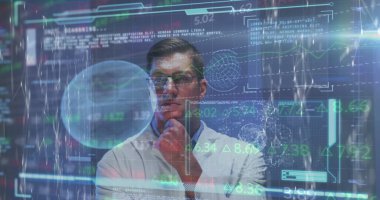 Kafkas erkek doktor üzerinde virüs hücreleriyle veri işleme görüntüsü. Küresel tıp, bilim ve dijital arayüz kavramı dijital olarak üretilen görüntü.