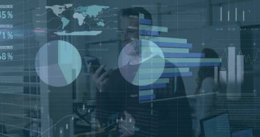 Ofisteki çeşitli iş adamlarının veri işleme ve grafiklerinin resmi. Küresel iş, bilgisayar ve dijital arayüz kavramı dijital olarak oluşturulmuş görüntü.