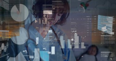 Hastanedeki panoya yazı yazan beyaz kadın sağlık görevlisinin veri işleme görüntüsü. Tıbbi sağlık ve teknoloji konsepti