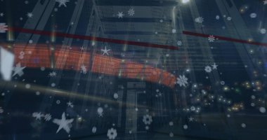 Gece şehir trafiğine karşı bilgisayar sunucu odasında yıldız simgeleri. Küresel ağ ve iş depolama teknolojisi kavramı