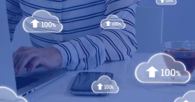 Laptop kullanan beyaz kadının yüzde yüz üzerindeki bulutların görüntüsü. Küresel iş ve dijital arayüz kavramı dijital olarak oluşturulmuş görüntü.