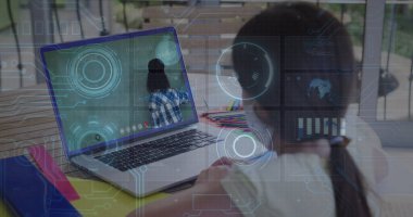 Laptop 'ta resim arayan bir kıza karşı, yuvarlak tarayıcı ve mikro işlemci bağlantılarının görüntüsü. Okul ve eğitim teknolojisi kavramı