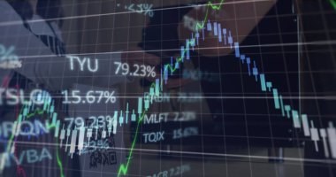 Kahve parasını cep telefonuyla ödeyen müşterinin üzerinde çizgi grafikleri olan borsa görüntüsü. Hologram, dijital olarak üretilmiş, çoklu pozlama, yatırım, nakitsiz, teknoloji, barista.