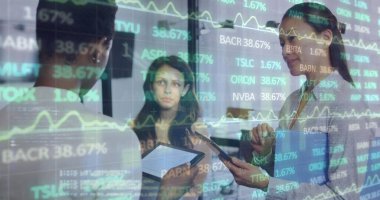 Ofisteki tablet ve akıllı telefondan verileri inceleyen üç kadını analiz ederken, borsa grafiği örtüşüyor. İşbirliği, takım çalışması, teknoloji, finans, analiz, profesyonel, girişim