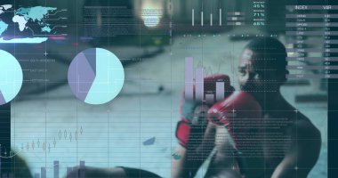 Beden eğitiminde boks yapan farklı insanların veri işleme görüntüsü. Küresel spor, bilgisayar ve dijital arayüz kavramı dijital olarak oluşturulmuş görüntü.