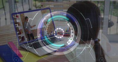 Yuvarlak tarayıcı ve veri işleme görüntüsü. Kızın bilgisayarında görüntü çağrısı var. Okul ve eğitim teknolojisi kavramı