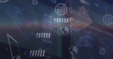 Bilgisayarı kullanan mutlu iş kadınının üzerinde grafikleri ve bilgisayar ağı simgelerini taşıyan resim. Dijital bileşik, çoklu pozlama, veri, internet, iş ve teknoloji kavramı.