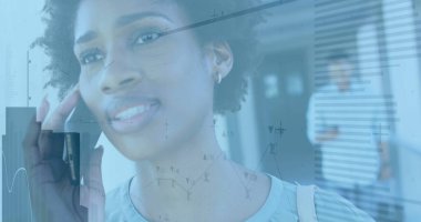 Akıllı telefon kullanan Afrikalı Amerikalı bir kadının mali veri işleme görüntüsü. Küresel iş, iletişim, dijital arayüz ve dijital olarak oluşturulan veri işleme kavramı.