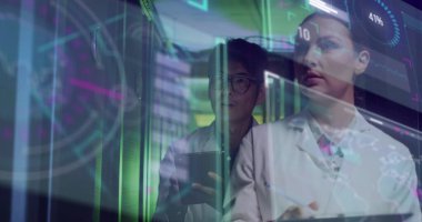 Sunucu odasındaki çeşitli çalışanların veri işleme görüntüsü. Küresel iş ve dijital arayüz kavramı dijital olarak oluşturulmuş görüntü.