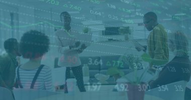 Ofisteki çeşitli iş arkadaşlarıyla ilgili finansal verilerin resmi. İş, finans ve ekonomi kavramı dijital olarak oluşturulmuş imaj.