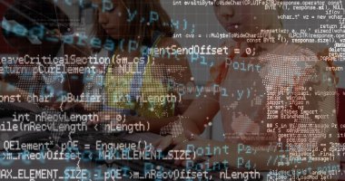 Modern sınıfta dizüstü bilgisayarda dünya haritası eşliğinde kod yazan dört kızla işbirliği yapmak. Teknoloji, takım çalışması, yenilik, eğitim, dijital, kök, çeşitlilik