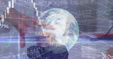 Dijital dünya haritaları ve finansal tablolarla birlikte masadaki el bilgisayarı tuşlarını analiz ediyorum. Teknoloji, finans, veri, analiz, strateji, dijital, kurumsal