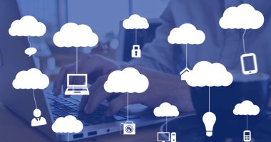 Dizüstü bilgisayarı kullanarak ellerinde simgelerle bulutların görüntüsü. Küresel iş ve dijital arayüz kavramı dijital olarak oluşturulmuş görüntü.