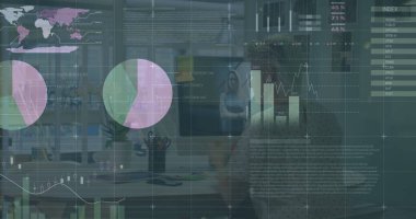 Çalışırken renk numunesi kullanan beyaz kadın moda tasarımcısının üstündeki grafikler. Dijital bileşim, iş, analiz, çoklu pozlama, teknoloji, geleceksel planlama, meslek.