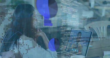 İş kadınının iş arkadaşından dizüstü bilgisayarla resim alma görüntüsü. Küresel iş ve dijital arayüz kavramı dijital olarak oluşturulmuş görüntü.