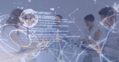 Kafkas yöneticisinin iş arkadaşlarıyla toplantıda tartıştığı bir bilgi arayüzü resmi. Dijital bileşik, çoklu pozlama, kodlama, küresel iş, takım çalışması, iletişim, teknoloji.