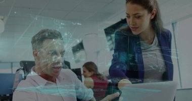 Ofisteki çeşitli kadın ve erkek iş arkadaşları üzerinde çeşitli veriler bulunan dijital ekran görüntüsü. İş, ağ, web geliştirme ve dijital olarak oluşturulmuş görüntü veri işleme kavramı.