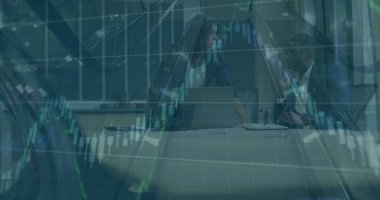 Mali grafiklerin ve çeşitli iş adamları hakkındaki verilerin resmi. İş, finans ve ekonomi kavramı dijital olarak oluşturulmuş imaj.