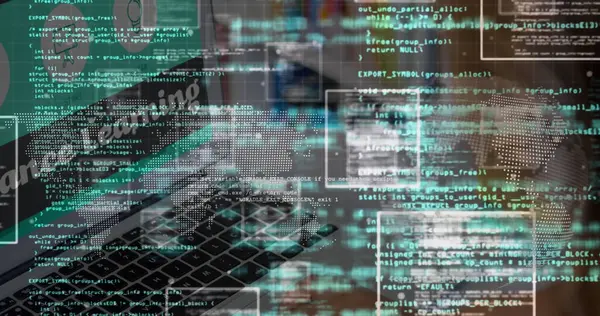 Bilgisayar klavyesini teknoloji masasında kod parçacıklarıyla harmanlamak, dünya haritası ve düğüm grafiklerini göstermek. Fütüristik, dijital, veri, ağ oluşturma, siber, yenilik, bağlantı