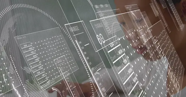 Bilgisayarla Asyalı kız öğrencinin veri işleme görüntüsü. Küresel iş ve dijital arayüz kavramı dijital olarak oluşturulmuş görüntü.