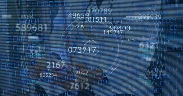 Hastanede çalışan doktorlara karşı çalışan sayısal ikili kodların görüntüsü. Dijital bileşik, çoklu pozlama, veri, bilgisayar talimatları, tıbbi ve sağlık konsepti.