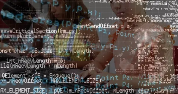 Modern sınıfta dizüstü bilgisayarda dünya haritası eşliğinde kod yazan dört kızla işbirliği yapmak. Teknoloji, takım çalışması, yenilik, eğitim, dijital, kök, çeşitlilik