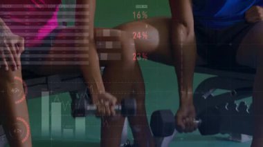 Fitness grafikleri güncellerken iki sporcu kollarını kaldırıyor halterler üzerinde dambıl kıvırıyor. Güç, eğitim, analitik, giyilebilir, performans, spor salonu, dijital